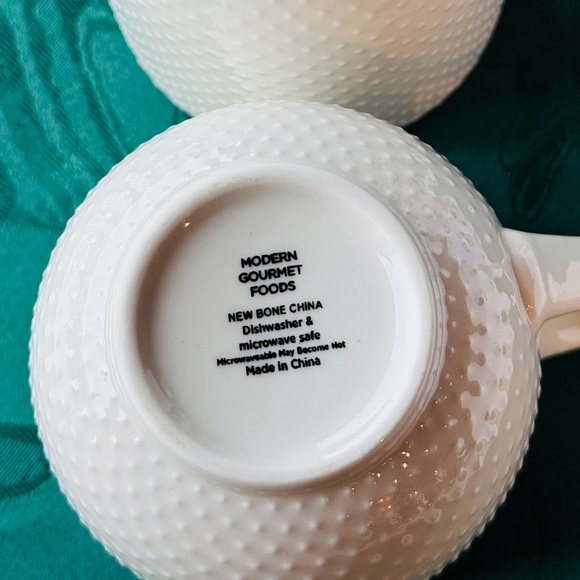 White Mugs Bone China Set of 2 NWOT Mugs Drinkware bar Modern Kitchen Whimsical - Picture 3 of 11